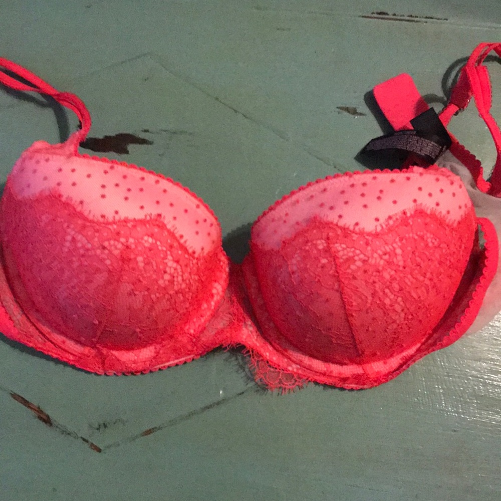 34c Victoria secret bra.